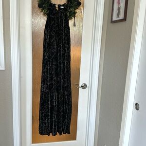 Super cute black& silver floral dress